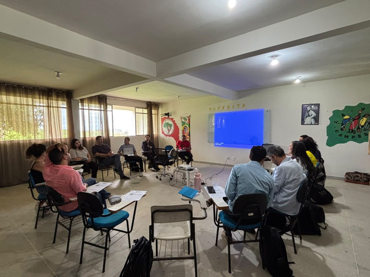 Participantes sentados em círculo durante uma roda de conversa
