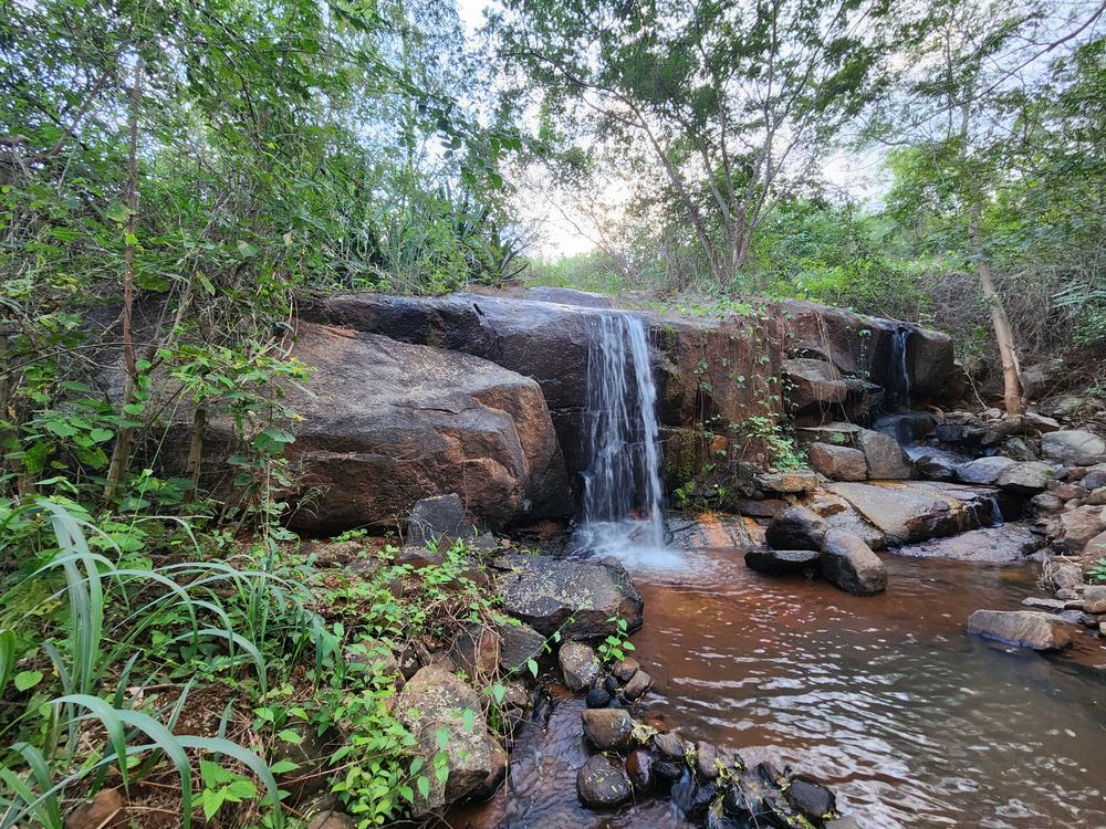 Cachoeira entre rochas na mata verde da Caatinga
