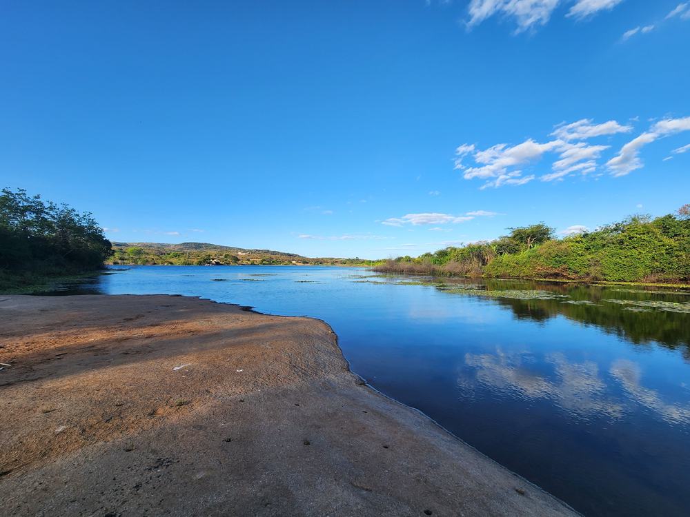 Rio com reflexo do céu na Caatinga