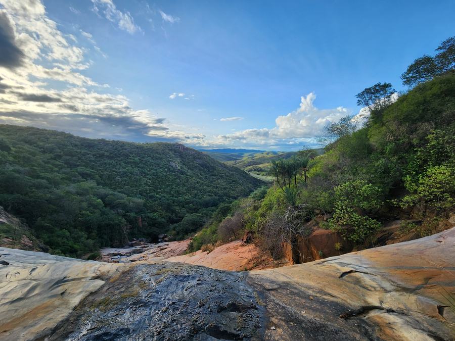 Vale verde da Caatinga visto de um mirante