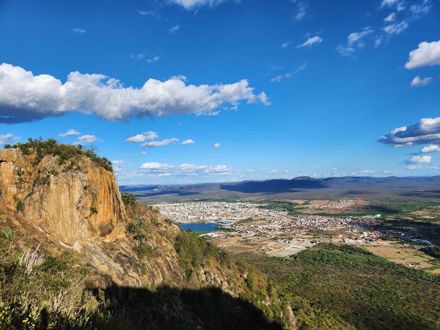 Vista panorâmica do semiárido a partir de um mirante